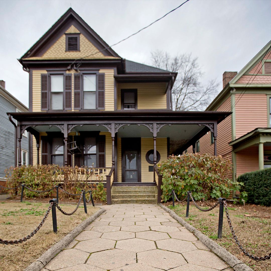 AlphaAppraiser's tweet photo. Did you know that as of 2018, the National Park Service owns Dr. Martin Luther King Jr.'s childhood home?

#ATL #realestate  #Georgia #MLK #Martin #King #Ihaveadream #Kingcenter #mlkday #historic #property 
 #buying #selling #dreamhome #buyingahouse #AlpharettaHomeAppraiser https://t.co/FM5qna2Dhr