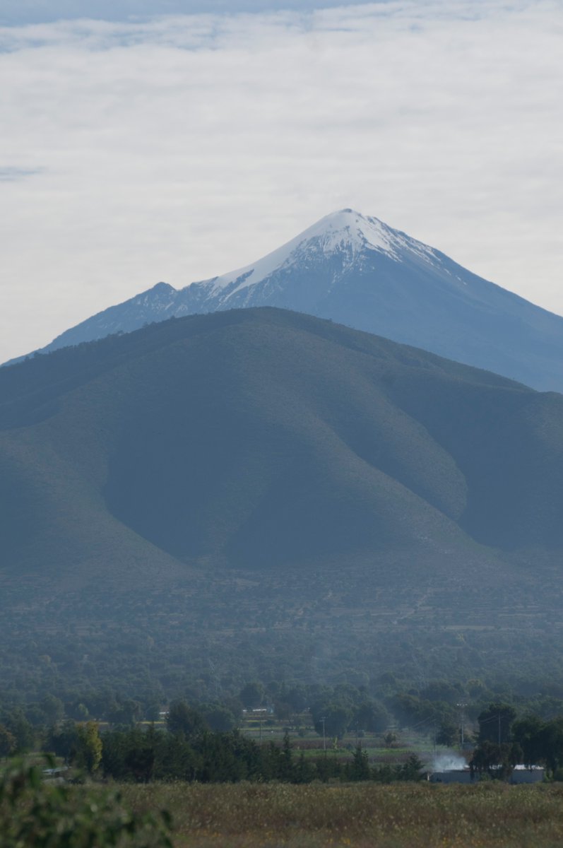 Puebla's tweet image. Las cumbres nevadas más altas del país, conviven en #Puebla como guardianes de la ciudad en el horizonte.

¿Cuál es tu montaña favorita en Puebla?
🏔Popocatépetl
🗻Citlaltépetl
⛰Malinche
🗻Iztaccihuatl