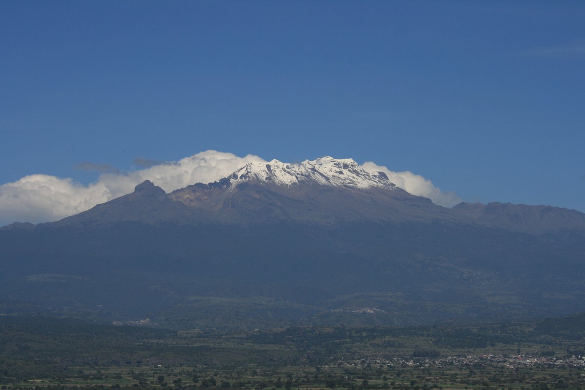Puebla's tweet image. Las cumbres nevadas más altas del país, conviven en #Puebla como guardianes de la ciudad en el horizonte.

¿Cuál es tu montaña favorita en Puebla?
🏔Popocatépetl
🗻Citlaltépetl
⛰Malinche
🗻Iztaccihuatl