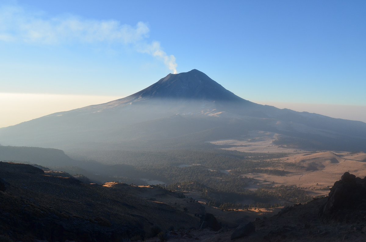 Puebla's tweet image. Las cumbres nevadas más altas del país, conviven en #Puebla como guardianes de la ciudad en el horizonte.

¿Cuál es tu montaña favorita en Puebla?
🏔Popocatépetl
🗻Citlaltépetl
⛰Malinche
🗻Iztaccihuatl