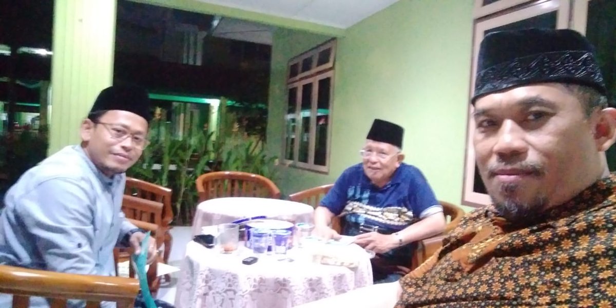 EndingJo's tweet photo. SANTRI JANGAN PERNAH JAUH DARI KYAI. Setiap keputusan penting dalam  hidupnya harus meminta saran, bimbingan &amp; do'a dari  Kyai. Bahkan APK-nya pun tetap ditemani &amp; ditandatangani Kyai. (Silaturrahim ke Prof. KH. Syukron Makmun yang tetap Istiqomah di PPP)
@DPP_PPP @MRomahurmuziy https://t.co/ssxpveY7ku