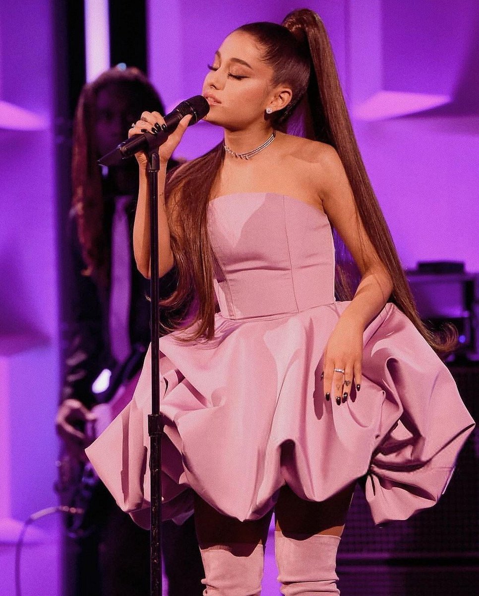 VotingArianagbr's tweet photo. RT=VOTE

#ThankUNext #LeftUsShook #iHeartAwards https://t.co/fCjoF9o7M7