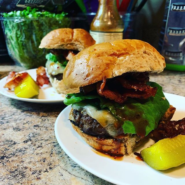 SavageLVSC's tweet photo. #i❤️cooking So in #2019 I’m chasing some #foodgoals in #washingtondc #savagekitchen #savageskitchen #burgers #menwhocook #cookingsoul #butimnotachef #five7branding https://t.co/ElmCzRKDe4 https://t.co/D7YxUZz40w