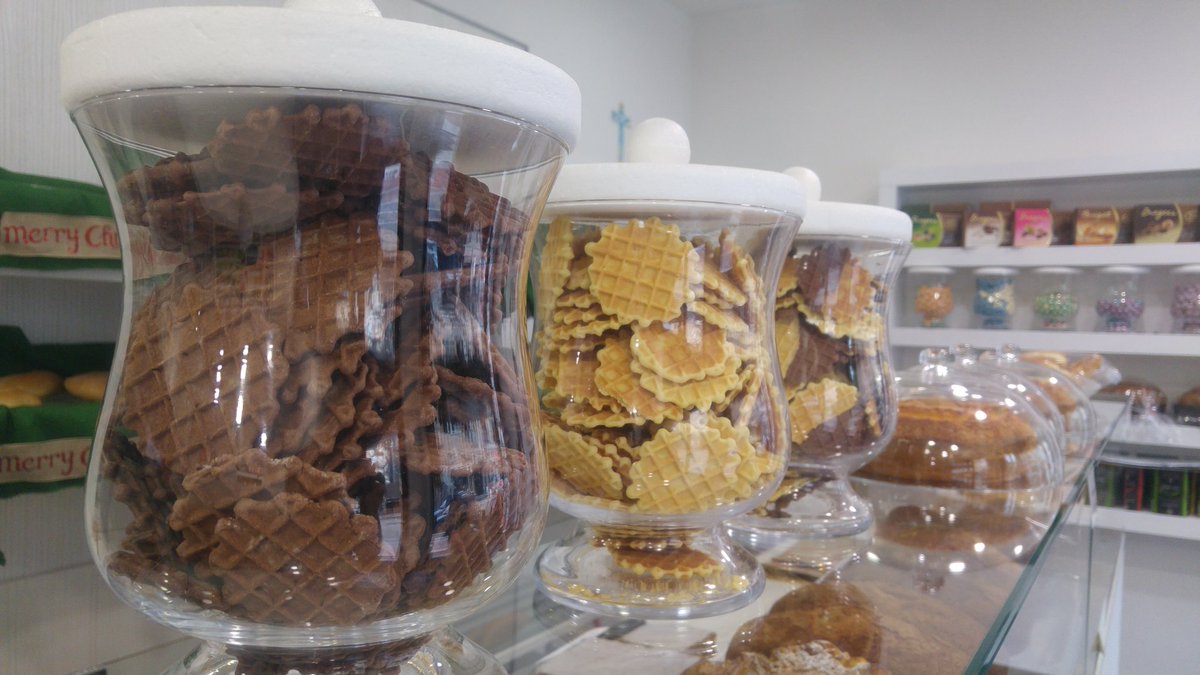 #Pizzelle #neole #catarrette, #cancellate.Tanti sono i nomi e tante sono anche le varianti da gustare. Noi le chiamiamo #ferratelle. Buonissime da mangiare con la marmellata, hanno il profumo delle cose buone e una fragranza che fa tornare in mente tanti ricordi. 
#fatteamano
