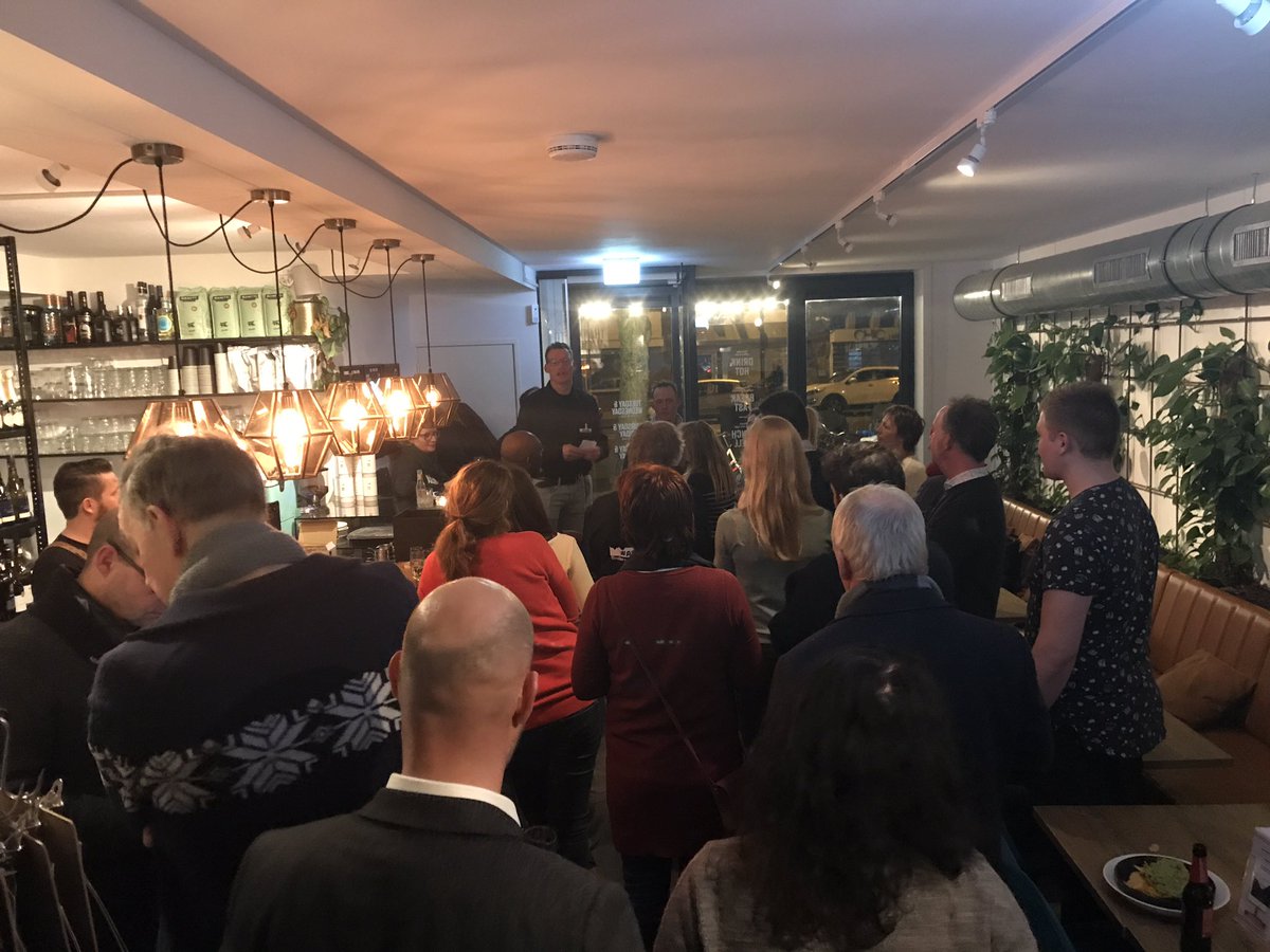 Straatweg's tweet photo. Blue Monday borrel van ondernemersvereniging #ASW030. Voorzitter Arvid Dam heeft de lachers op zijn hand! https://t.co/X04DUW47Ls
