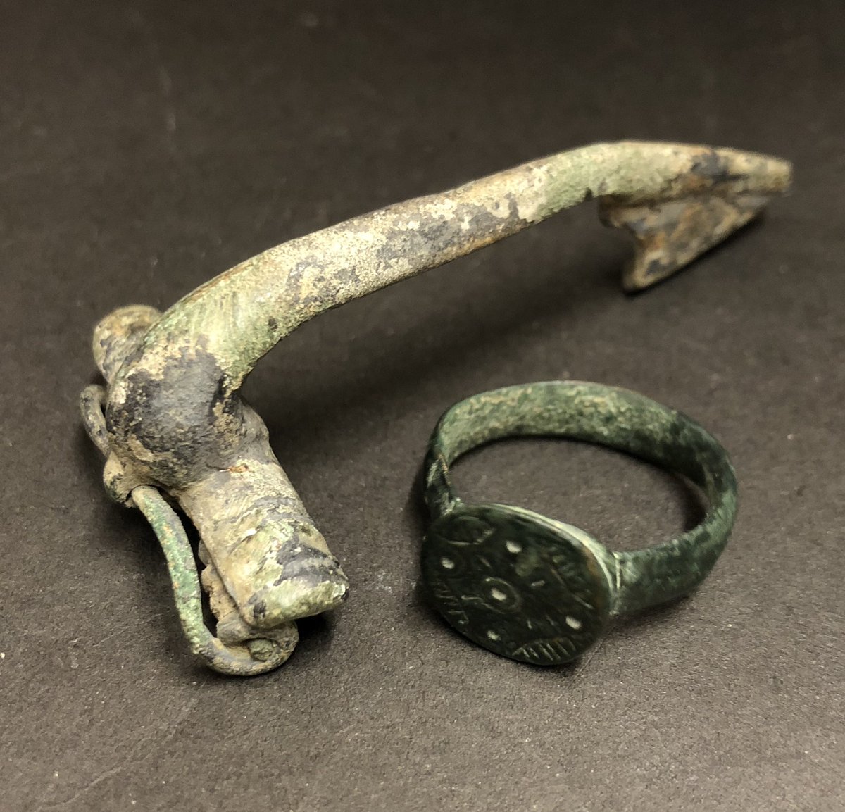 LisaMarieFranks's tweet photo. 🌟 New Stock @ Melksham Arcade 🌟
Roman Bronze 2nd - 3rd Century Evil Eye Ring. £33.
Roman Bronze 2nd - 3rd Century Brooch? Missing Pin. £22.
#roman #bronze #bronzeage #brooch #romanring #evileyering #archeology #ironage #stoneage #excavation #hoards #forsale #melkshamarcade https://t.co/GvAFRLkgsL