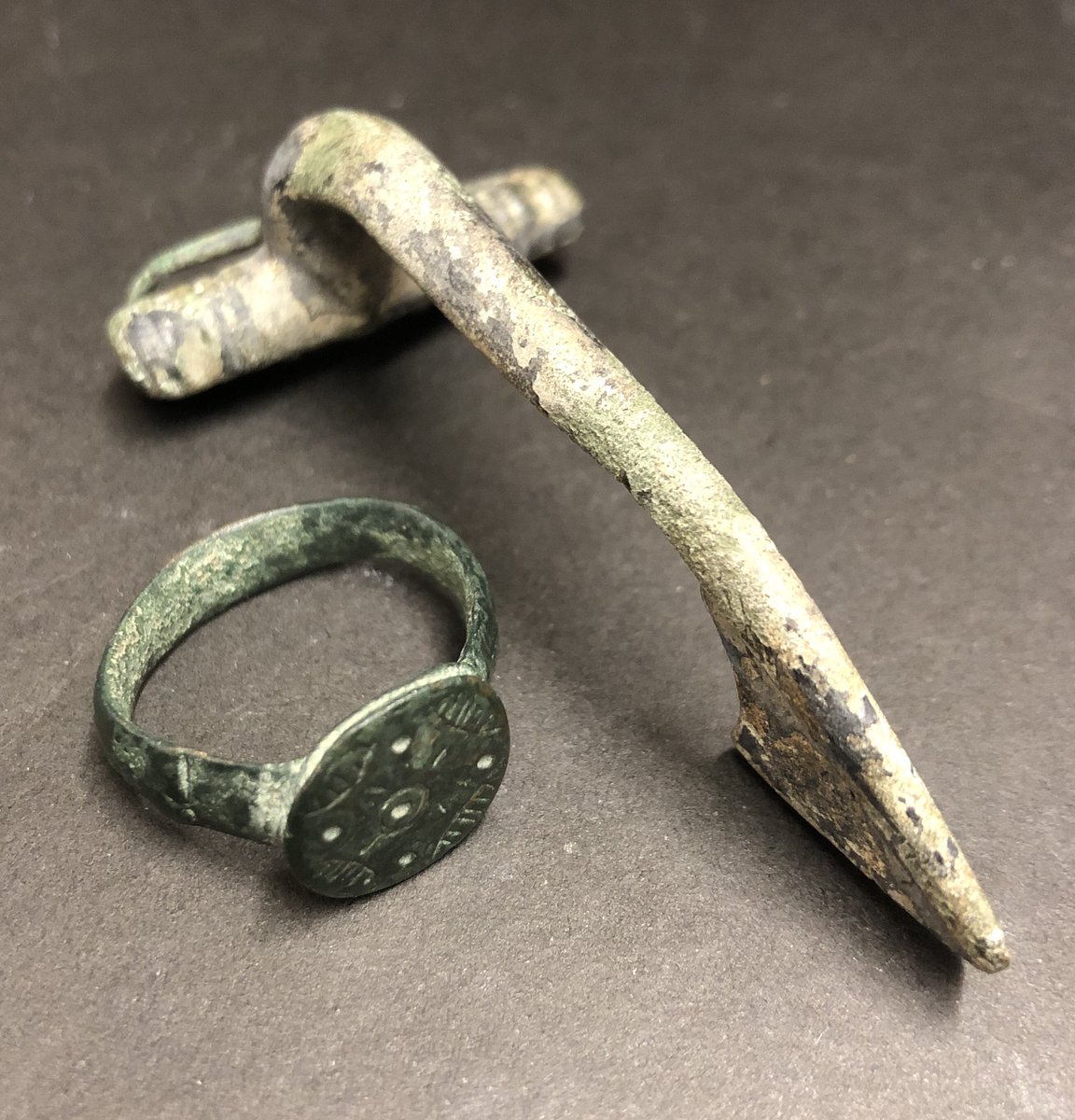 LisaMarieFranks's tweet photo. 🌟 New Stock @ Melksham Arcade 🌟
Roman Bronze 2nd - 3rd Century Evil Eye Ring. £33.
Roman Bronze 2nd - 3rd Century Brooch? Missing Pin. £22.
#roman #bronze #bronzeage #brooch #romanring #evileyering #archeology #ironage #stoneage #excavation #hoards #forsale #melkshamarcade https://t.co/GvAFRLkgsL
