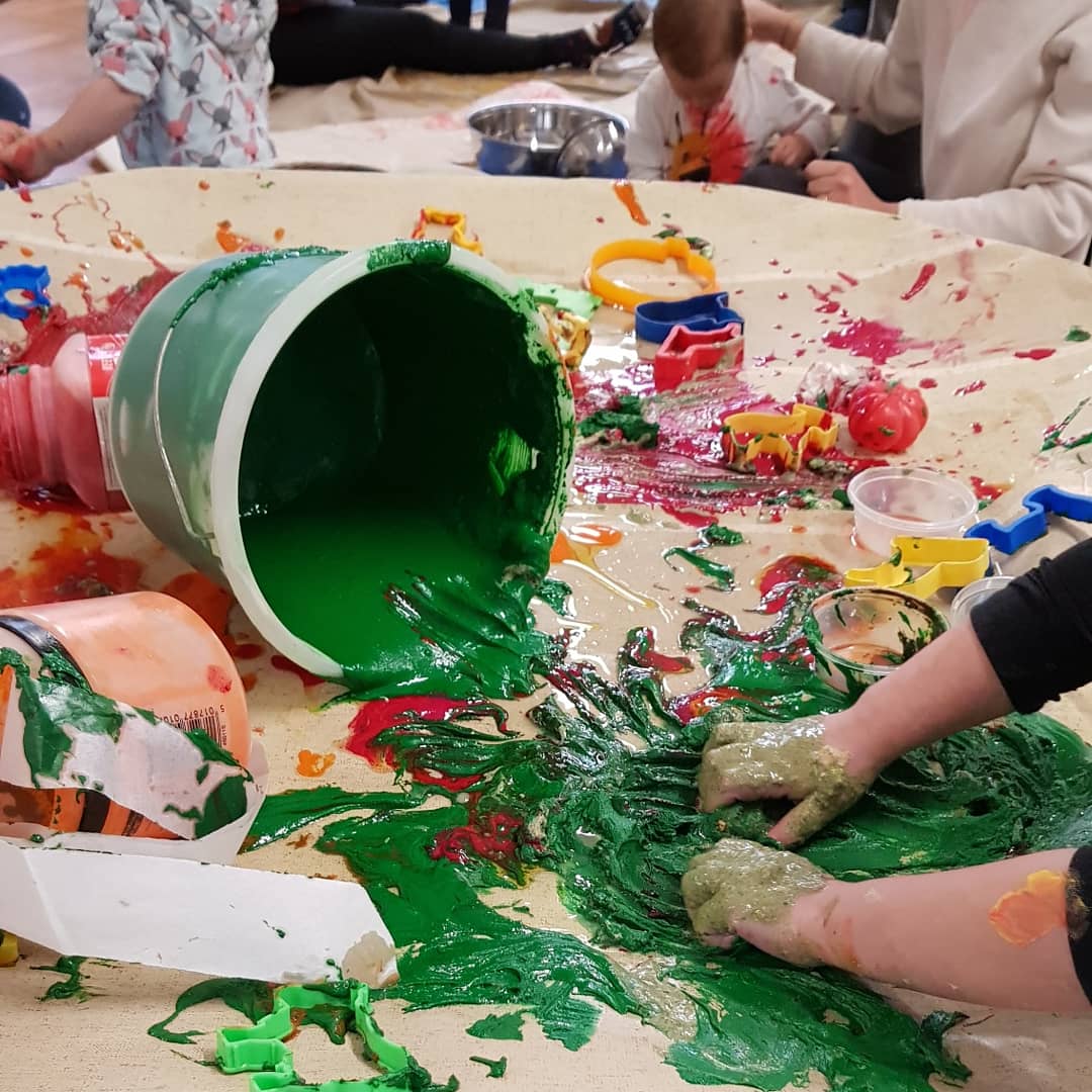 fine_uk's tweet photo. One of our messy activities today was paint, olive oil and water. 

Apart from being lots of fun this form of sensory exploration is great for calming an anxious or frustrated child.

#messyplay #mixingpaint
#toddlerfun #handsonlearning #thingstodowithtoddlers #LetThemPlay #kids https://t.co/v2gf9EGcZp