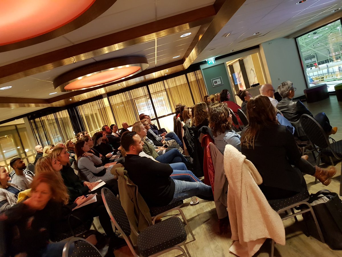 Een uitverkochte eerste editie van Social Media Club Twente! Organisator Sharita opent de avond en geeft het woord nu aan Gianni Romme. #smctwente