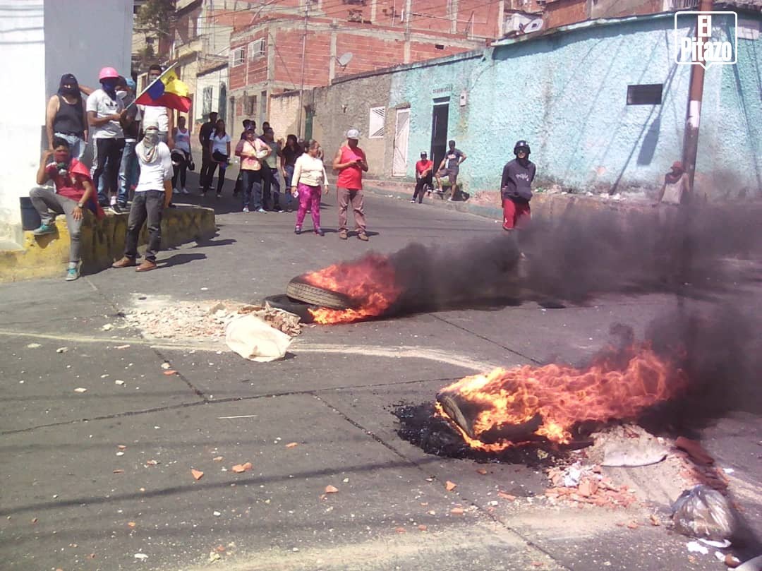 ElPitazoTV's tweet photo. 2:22 pm #AHORA #Caracas  | Vecinos de Los Mecedores salieron a trancar la calle #21Ene - vía Ronald Peña https://t.co/RYNtyzWqJV