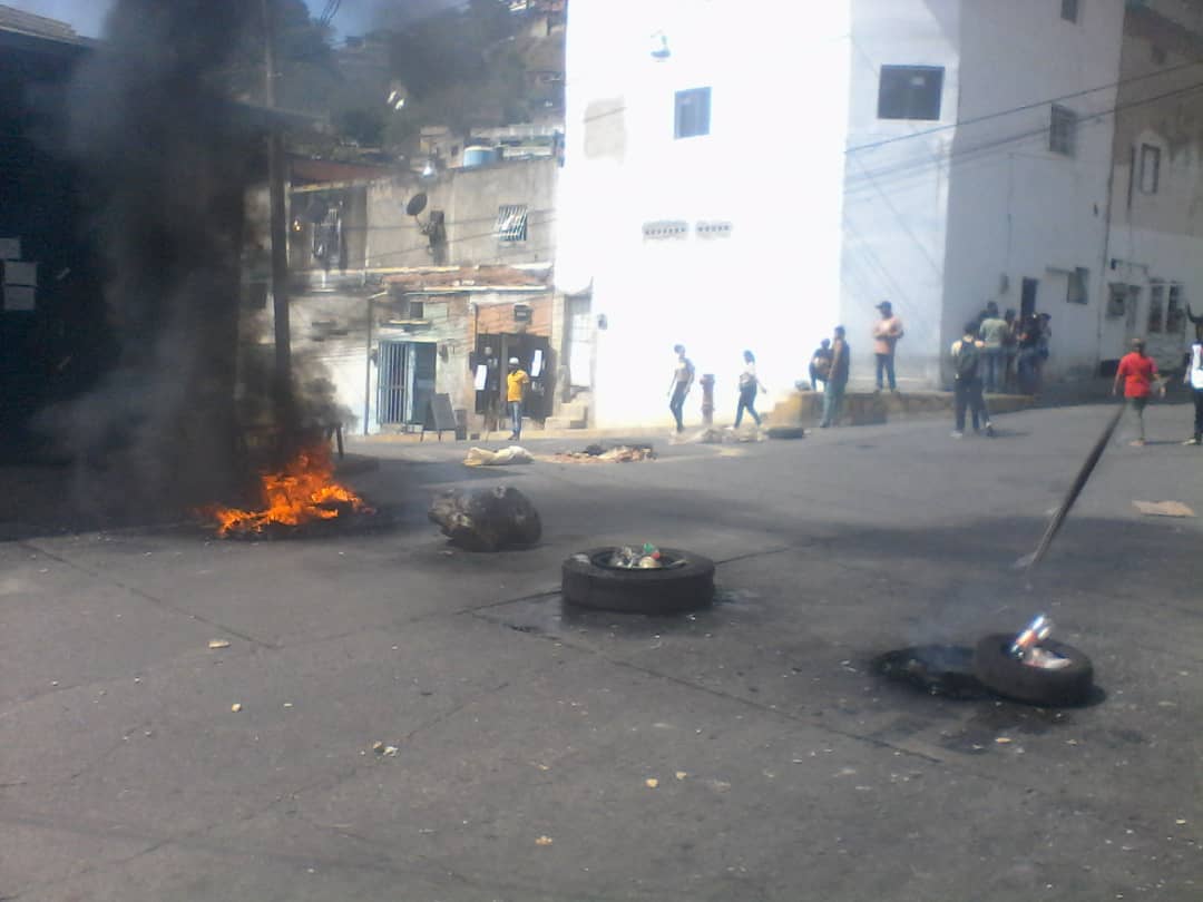 ElPitazoTV's tweet photo. 2:22 pm #AHORA #Caracas  | Vecinos de Los Mecedores salieron a trancar la calle #21Ene - vía Ronald Peña https://t.co/RYNtyzWqJV
