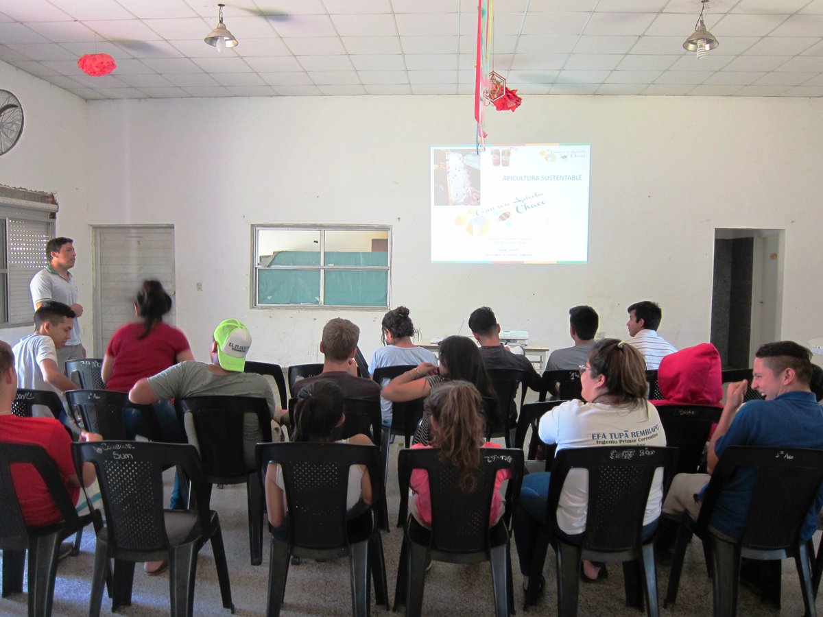 CruzadaARG's tweet photo. Los alumnos participaron de una capacitación de producción de miel, visitaron los laboratorios de la Universidad Nacional del Nordeste y trabajaron en el acondicionamiento y ampliación del apiario de la escuela. https://t.co/3nM79gbmJj