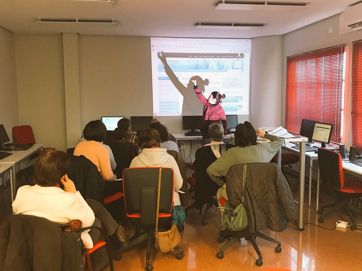 Comenzamos nuestro taller de Certicado Digital es el momento de #digitalizatesinmiedo tus datos debes gestionarlos tú <a href="/RedGuadalinfo/">Vuela Guadalinfo</a> <a href="/rdAngelica/">Angélica Ruiz Díaz</a> <a href="/fegarc/">Fernando G.Cumbreras</a> <a href="/Ishabella11/">isabel</a> #formación #TICs
