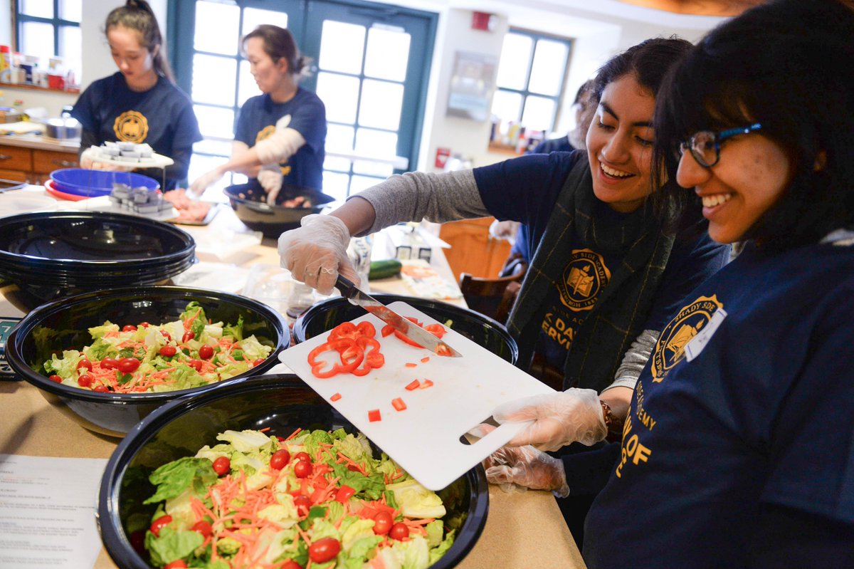 shady_side's tweet photo. Here are some more of our awesome #SSAMLK Day of Service volunteers, who cooked a delicious meal of pasta & meatballs, salad, breadsticks and cookies for residents at 3 @FamilyHousePgh locations. At the Neville location, a student even played guitar for the residents! #MLKDay https://t.co/LSJ55ENevS