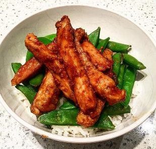 Sticky Ginger Pork motivationskitchen.wordpress.com/2019/01/21/sti…