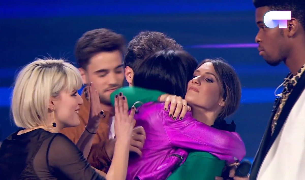 dhanidum's tweet photo. Estaba reviendo el momento del anuncio por que una es un poco masoca y soy fan de la reacción de Alba. Pero mirad el abrazo de Sabela. https://t.co/QBsd4JqJ3z