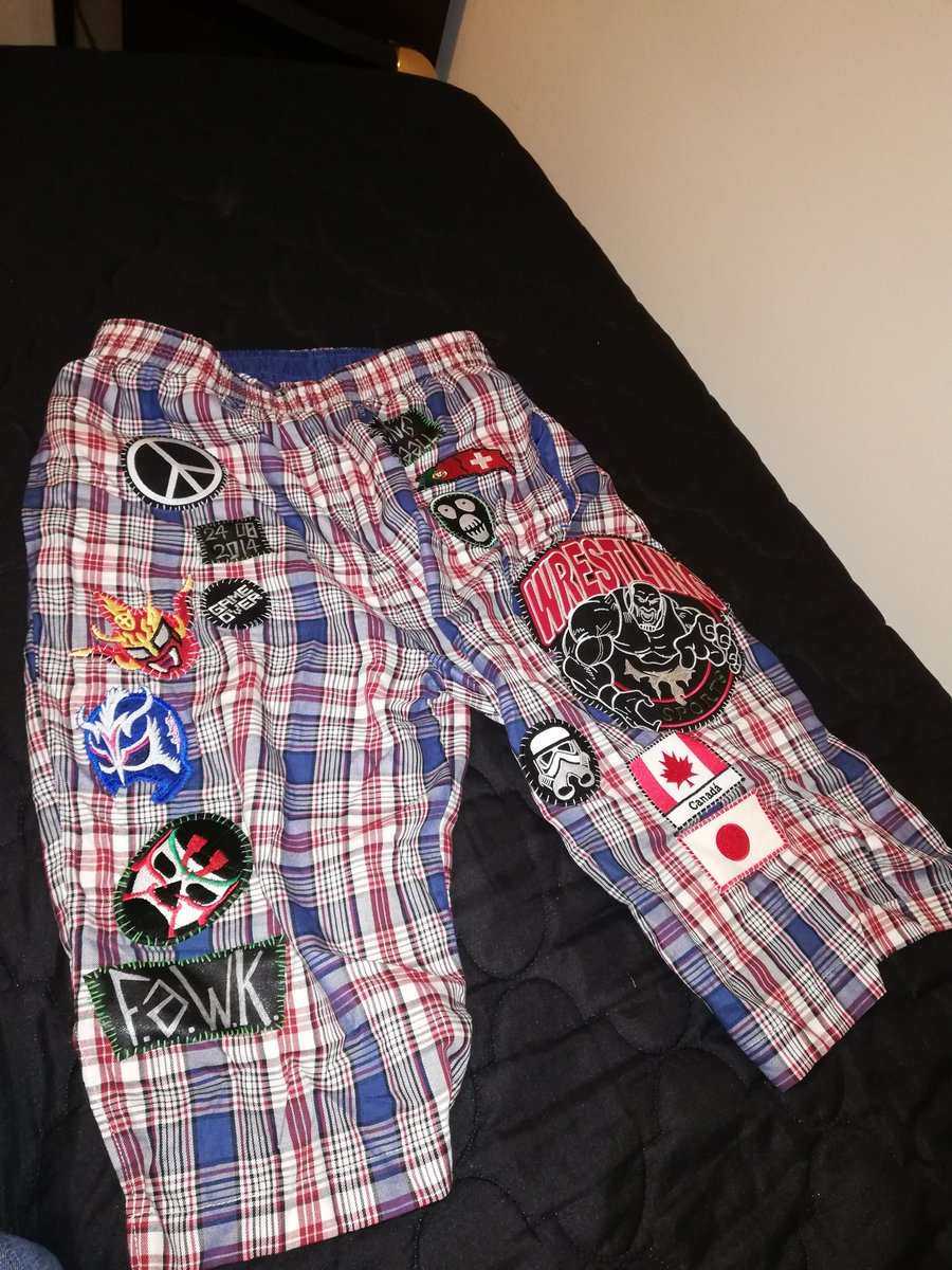 ONelsonPereira's tweet image. The coolest moment Saturday was those girls who came to me at the meet and greet and complimented me for the Liger patch on my shorts. I guess following @RagingBradstone's fashion choices actually worked alright. #FAWK.