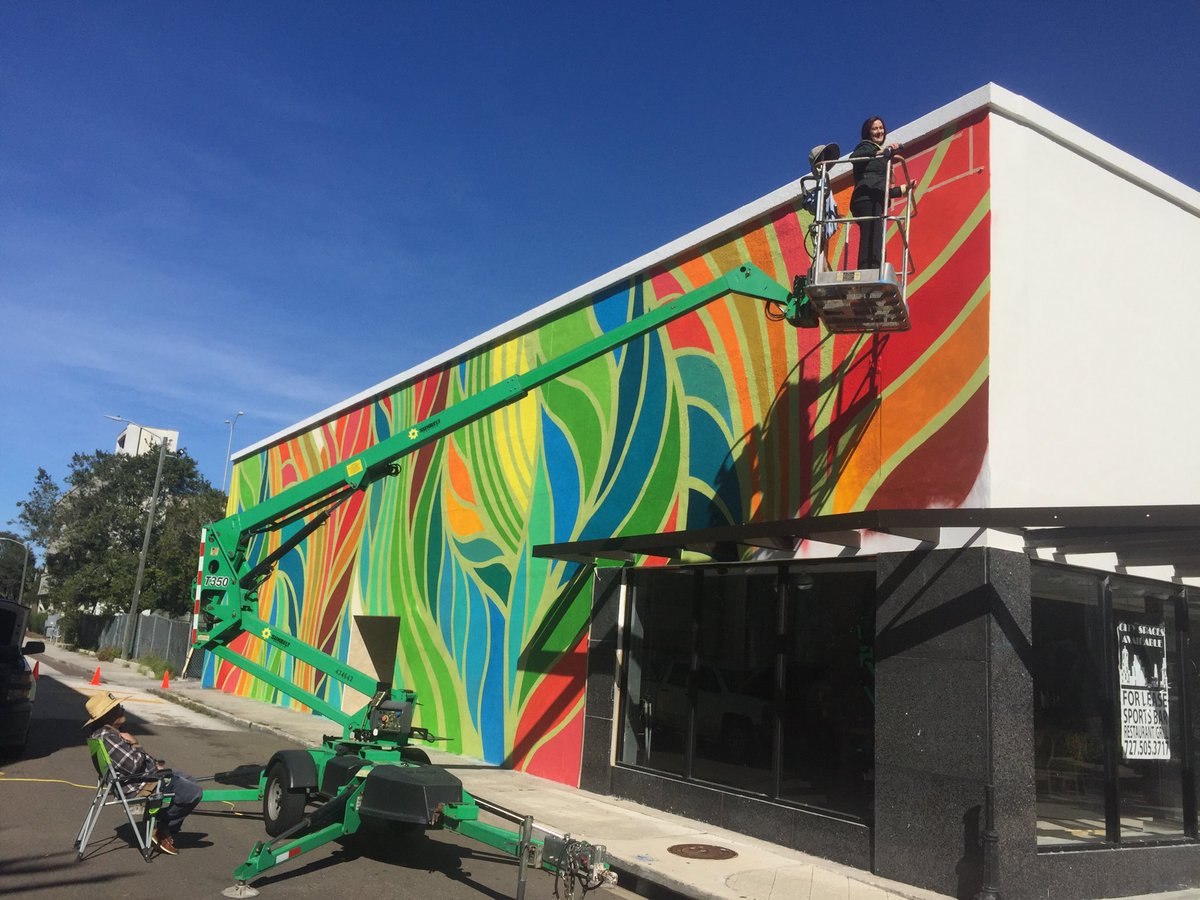 FriendsOfCLW's tweet photo. Another of Clearwater’s mural projects nears completion today. #myclearwater, ⁦@Davidallb⁩ ⁦@drbcundiff⁩ ⁦@BeachTranCLW⁩ ⁦@VSPC⁩ photo by @TomNocera #enjoy https://t.co/Lf6XOl4ydo