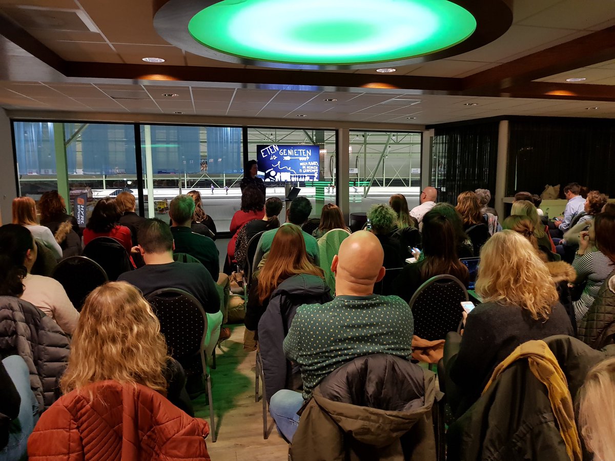 Francesca van Berk, oprichtster van 'Francesca kookt' en schrijfster van o.a. kookboeken, begint haar lezing nu bij #SMCTwente. Een blogger uit het begin der blogtijd. 🙏😁