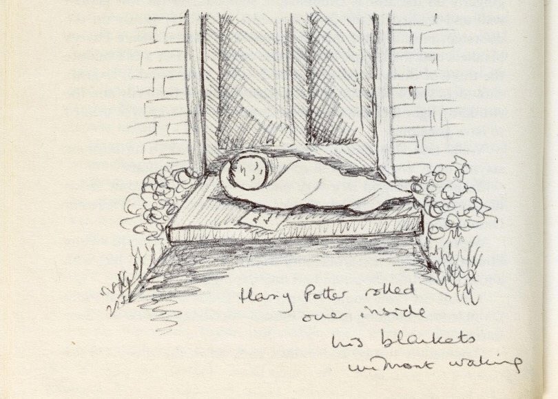 Harry_Potter_TM's tweet photo. Dibujo de J.K. Rowling del bebé dormido Harry Potter, en la puerta del número 4 de Privet Drive. https://t.co/ZAKJMe92Ul