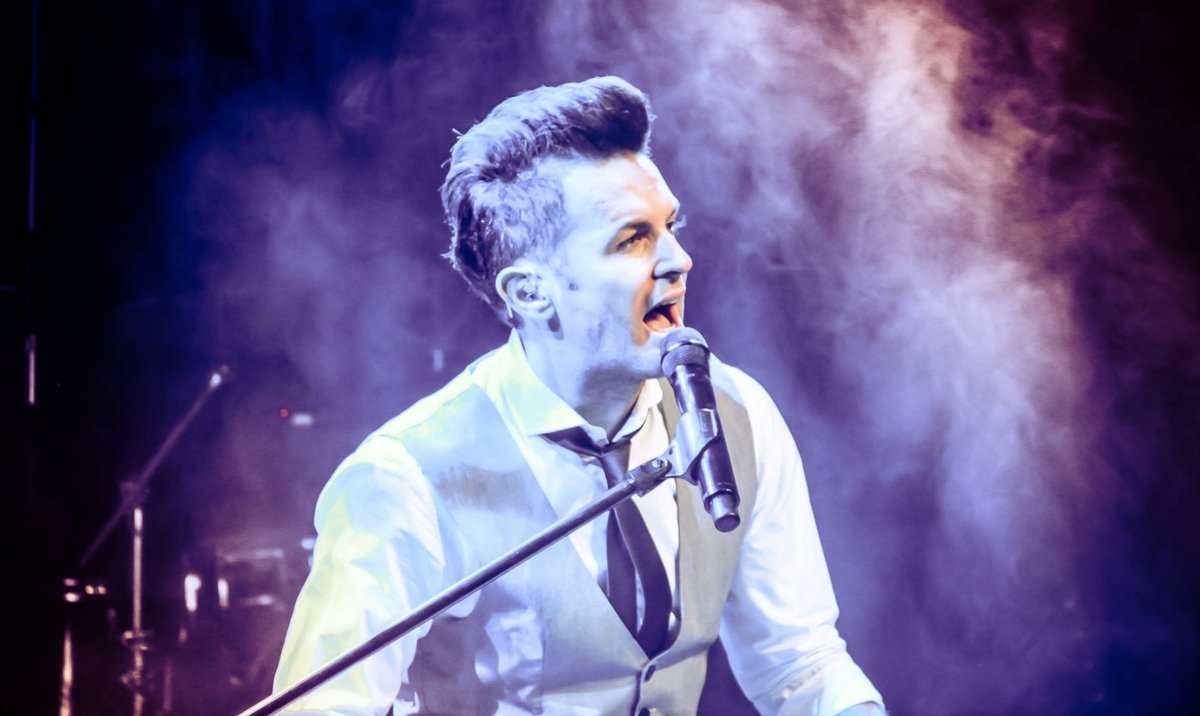 Vale975's tweet photo. El primer tema del martes será de @AxelOficial ♪
¿Cuál de estos dos querés escuchar?
RT 🔁 Cómo decirte.
MG ♥ Si va a ser, será.
¡A jugar!
#YoEscuchoVale975 https://t.co/CeDmfxrZ9L