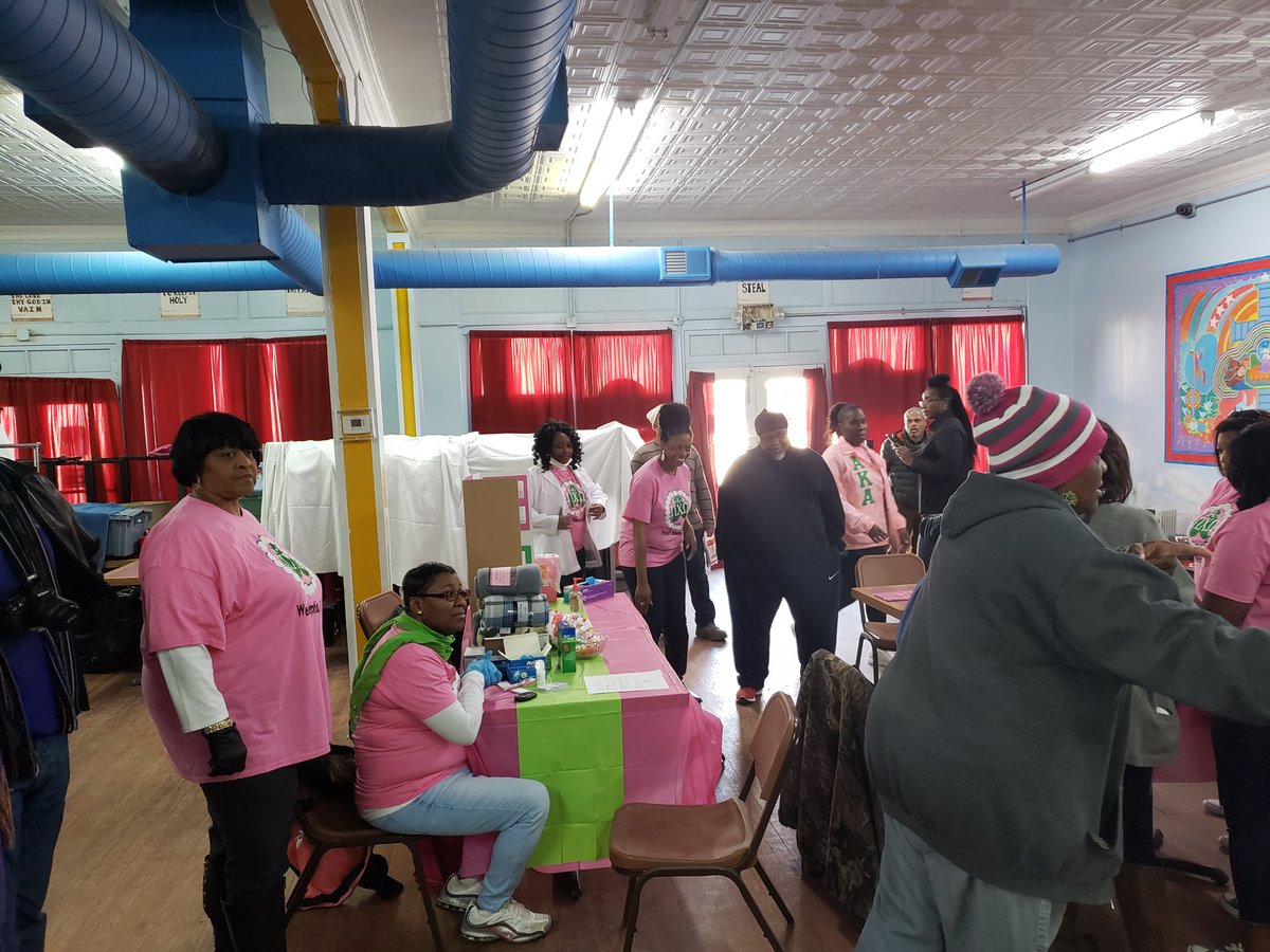PiChiOmega_AKA's tweet photo. #PiChiOmega #akaMLKDayofService and greek unity with members of #SGR and #OPP serving the 8th St. Mission, providing dental & health screens, and distributing toiletries and blankets. #AKA1908 #MLK #Excellence https://t.co/cMdcUEonSQ