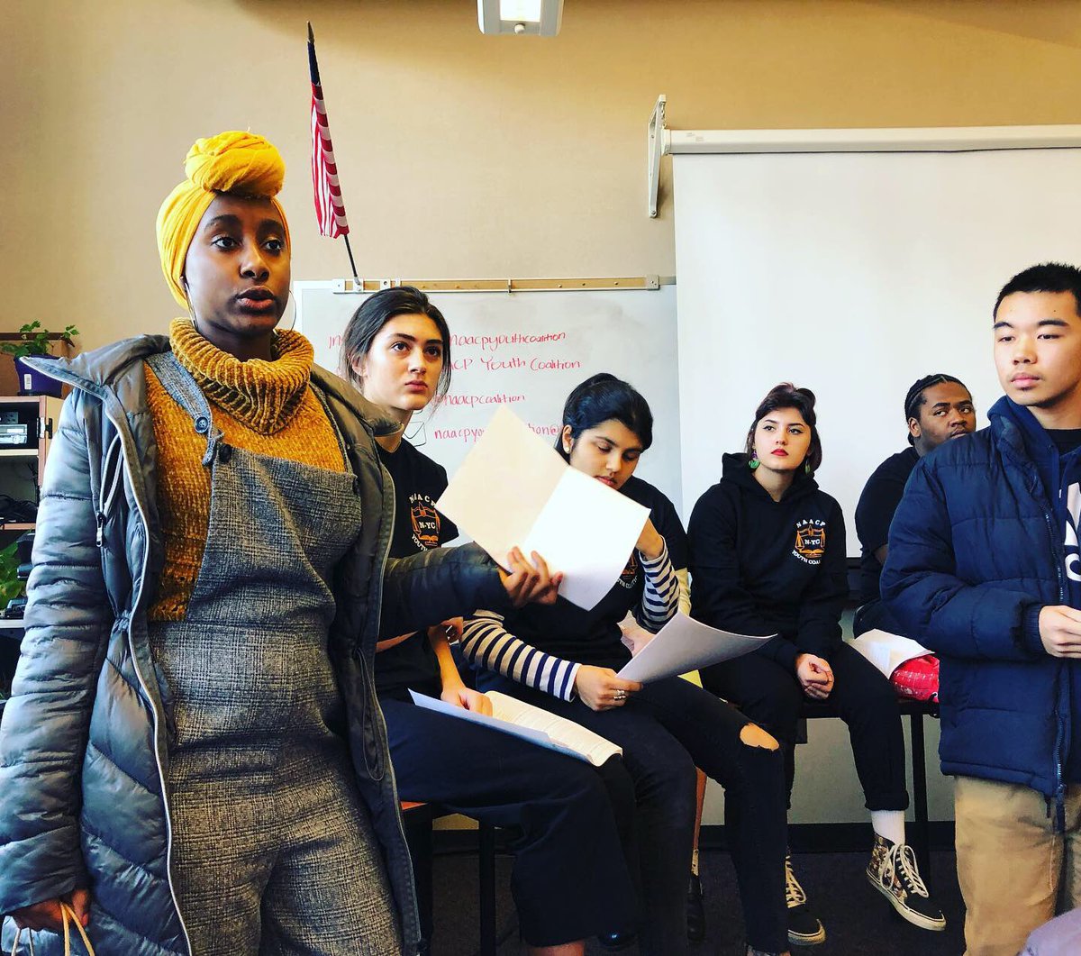 seattlekcnaacp's tweet photo. The #NAACP #youthcouncil speaks to a crowded workshop this morning on the importance of voices of youth and the support of the community.
#seattlekingcountynaacp #mlkday #mlkdayseattle #mlkseattle #seattle #kingcounty @NAACPYouth @MLKSeattle https://t.co/63kJPRfs1B