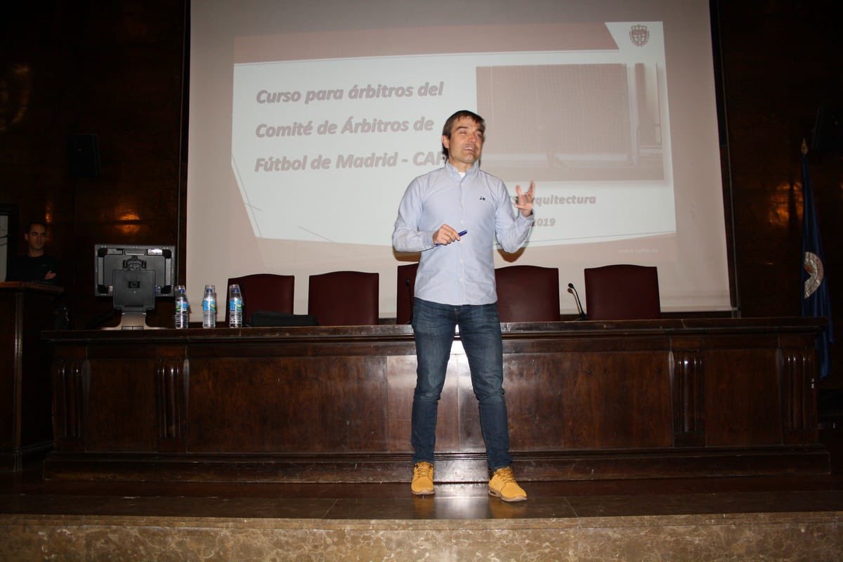 RFFM_oficial's tweet photo. CURSOS | Presentación del curso para aspirantes al #CAFM Casi 80 alumnos. Se divide en dos grupos. Ha acudido el Presidente @jllesma Con Carlos Bacigalupe, responsable de Formación del CAFM

Profesores:
Gonzalo García González e Iván Masso Granado (asistentes de 1ª y 2ª Divisón) https://t.co/MOPRycEkaL