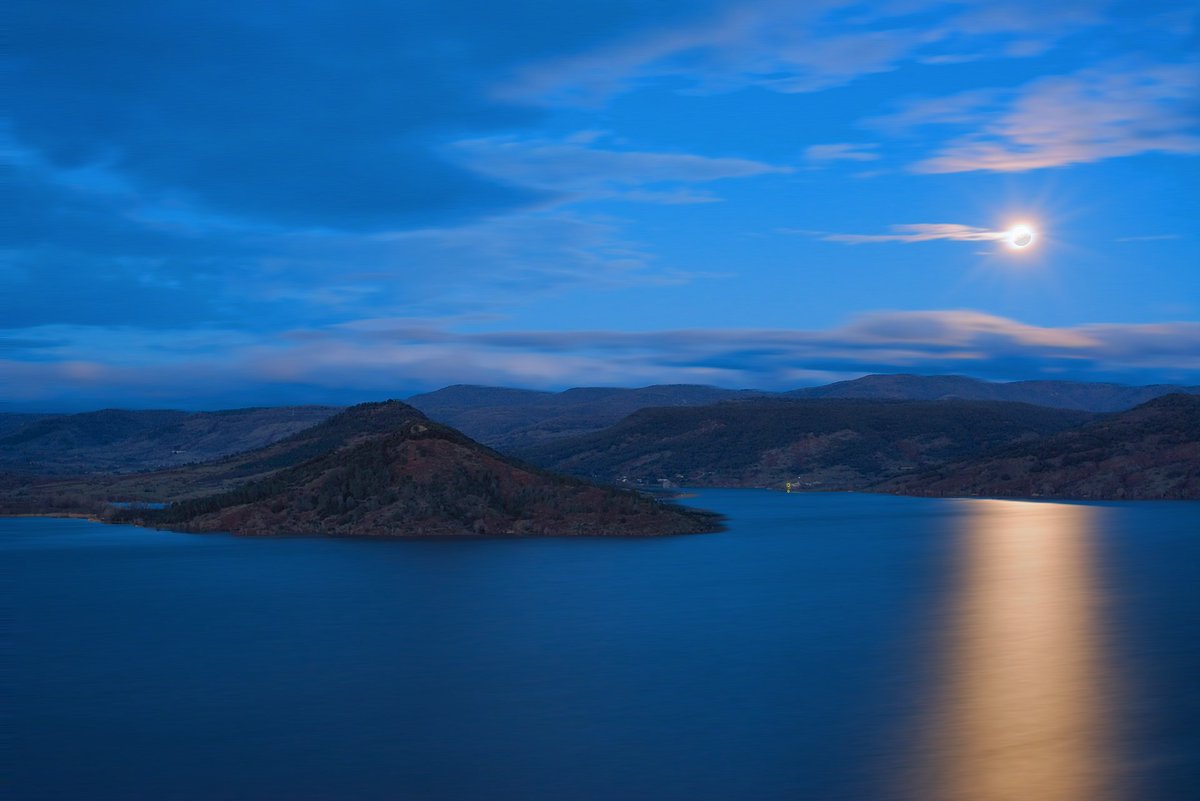 🌕 𝗘𝗰𝗹𝗶𝗽𝘀𝗲
Fin de l'éclipse de la Lune, Lac du Salagou, Mont Redon, Clermont-l'Hérault
21/1/2019 | 7 h 41

📷 Nikon D800 | Nikkor 50 mm | ISO-100 | F/16 | 30 sec.
500px.com/photo/29146268…

#éclipse #Lune #SuperLune #EclipseLune #Salagou #LacSalagou #LacDuSalagou #Hérault