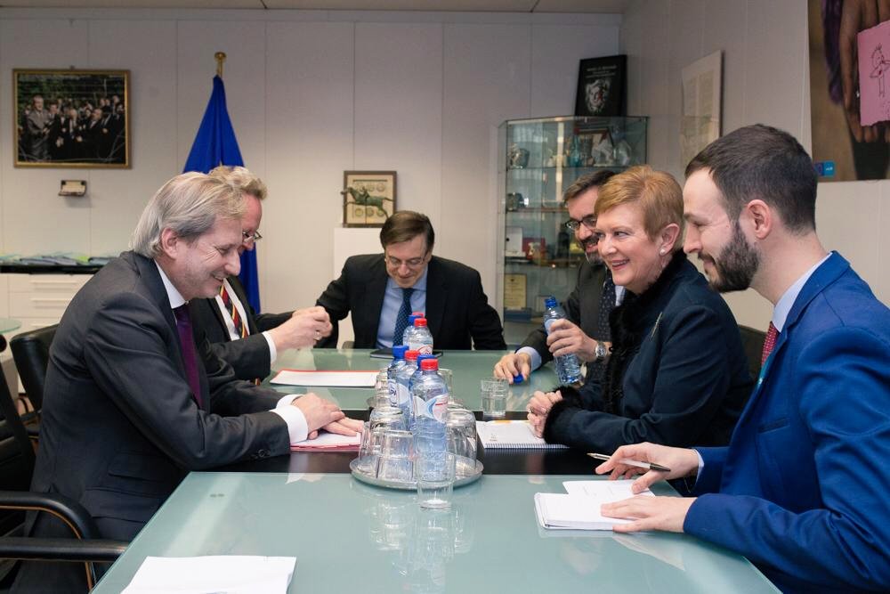 empleogob's tweet photo. Reunión en Bruselas de la secretaria de Estado de Migraciones, Consuelo Rumí, con el comisario de Política Europea de Vecindad, @JHahnEU. España y la Comisión Europea coinciden en la necesidad de reforzar la cooperación con Marruecos en materia de #inmigracion https://t.co/82J2SVFyqc