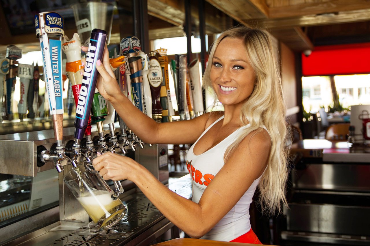 Hooters on Twitter "The happiest of happy hours 😊…