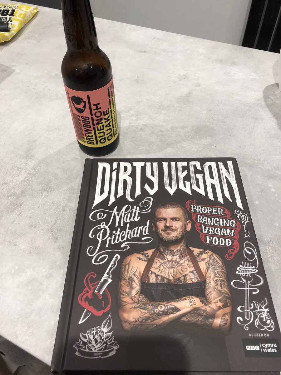 DarrenLong71's tweet image. What to cook this evening @BBCWales @DirtyVeganTV ??? Best decisions are normally made after a @BrewDog beer or two#Vegan #veganhour #platbased #Veganuary2019 #Vegans #vegansuk