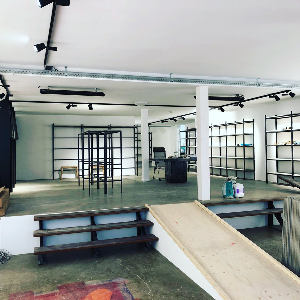 groteschoenen's tweet photo. 7 days to go before moving to this beautiful shop with @TallPeoplePasso #tallgirls #langzijn #bigshoe #tallfashion #boterstraatalkmaar #TallGirlTwitter #tallsizes #36inseam #38inseam #40inseam #newcollection #proud #bigbiggerbiggest https://t.co/6ACL7Lc30e