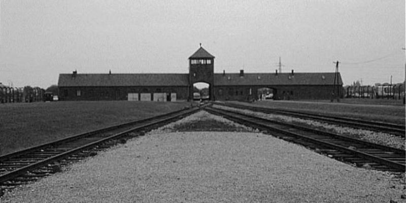 MonicaCarugno's tweet photo. "Auschwitz è fuori di noi, ma è intorno a noi, è nell’aria" (Primo Levi) #quandolastorianoninsegna https://t.co/2XqmMZm940