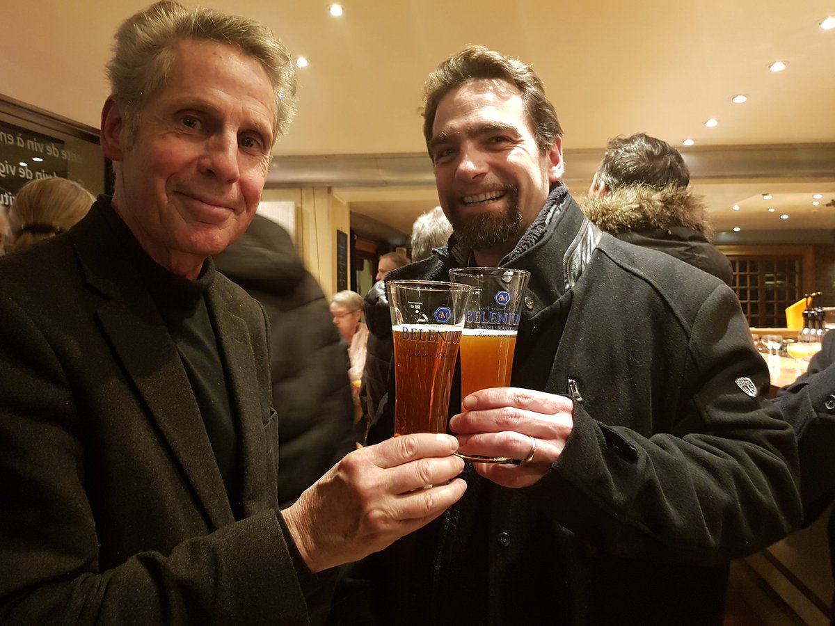 Francky211's tweet photo. Le brasseur beaunois, Nicolas  seyve trinque avec Alain Suguenot et sa bière #bièreBelenium. C'est sa huitième création. https://t.co/RkLTEakDsN