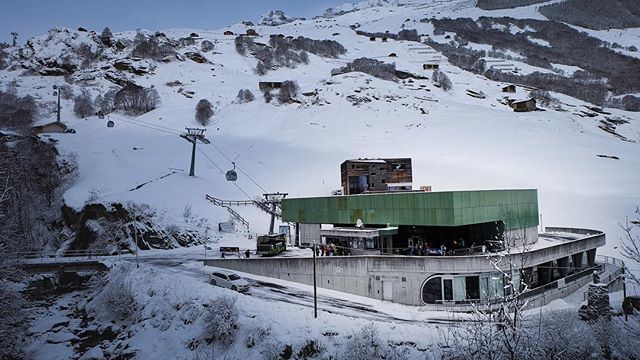 dlattimer's tweet photo. Evil lair 😈 or ski lift? 🚠 https://t.co/hIQQ8DwM61 https://t.co/Ukfpza9hc3