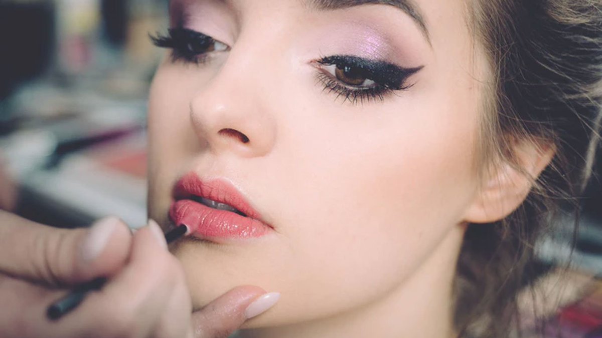 vogue_freaks's tweet photo. Top 12 Makeup Rules That Everyone Needs to Follow #badmakeup #blushmakeuprules #breakingmakeuprules #commonmakeupmistakes #eyemakeuprules #makeupadvice #makeupartist #makeupdo'sanddon'ts #makeupdonts #makeupforbeginners #makeuphacks #makeupmistakes #makeu https://t.co/CKN6XklysH https://t.co/NVYzxHFiDu