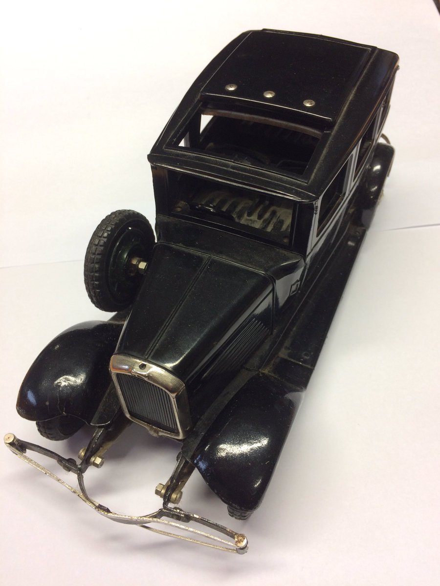 HansonsUK's tweet photo. #carfans unite #toyfans unite - This wonderful wind-up 1930s saloon has just motored into our Feb Toy Auction. Est ยฃ300-ยฃ500. Free toy valuations every Friday with Steve Fulford, 10-4 @HansonsAuctions https://t.co/0oL2FxnEz2