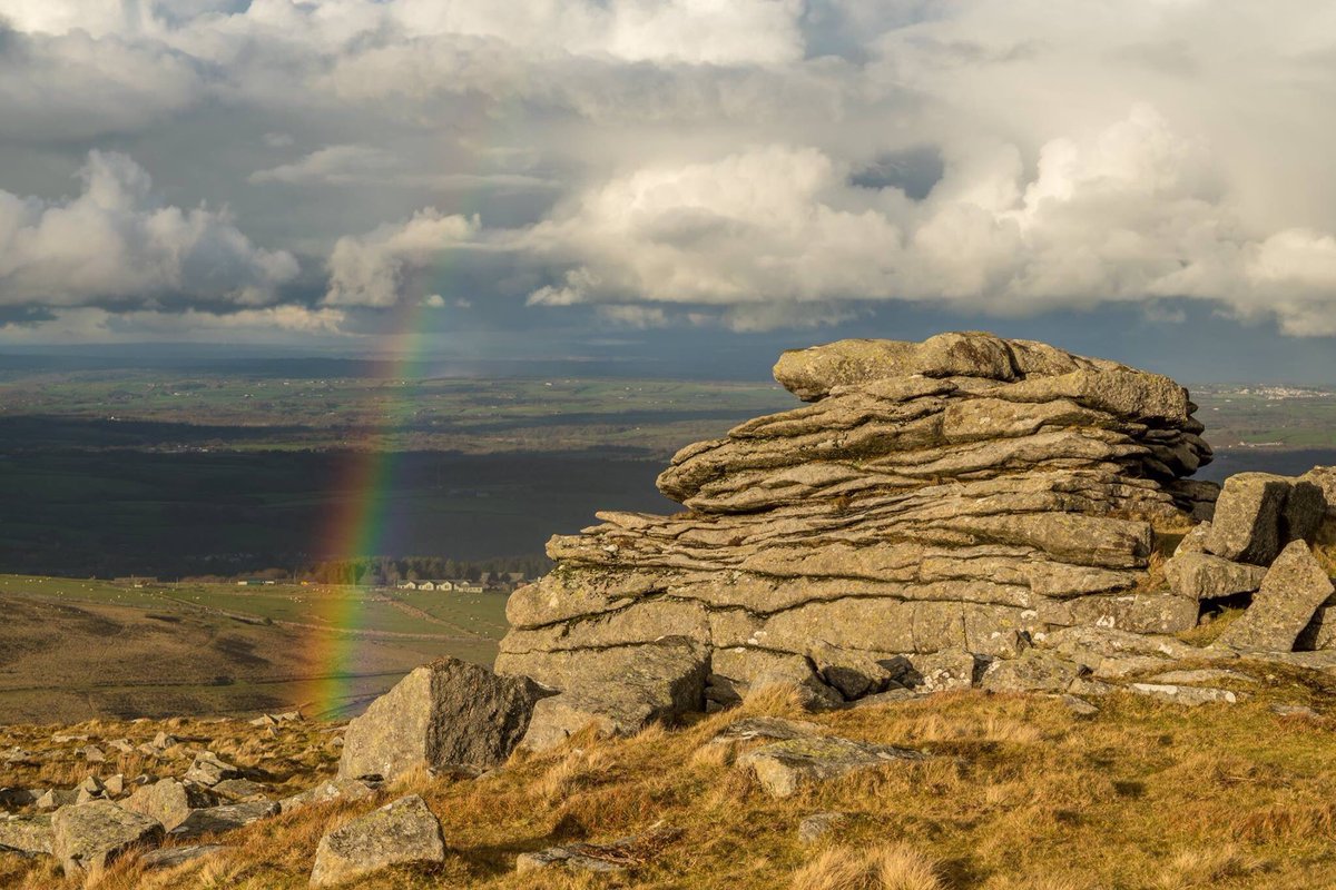 On Friday saw the most perfect complete rainbow, unfortunately a rare time when I didn’t have my camera! So when the conditions looked right, popped up to Yes tor on Saturday and was rewarded with ar least a partial - phew! #NP70Moments #loveukweather #LoveDevon #dartmoor