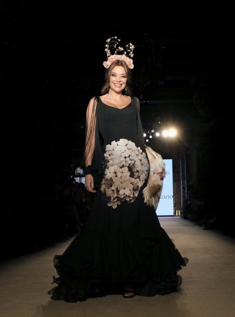 AngelesVerano's tweet photo. Espectacular @luciahoyos5 con la bata negra de cola negra en el desfile 25 Primaveras
Foto: @martasgvillalon .
.
.
#desfile #pasarelaflamenca #diseñadoraflamenca #margamaciascomplementos #Opalonegro #soldelalastra #rociocasado #models #catwalk #trajeflamenca #flamencadresscode https://t.co/nXGvjIkwkO