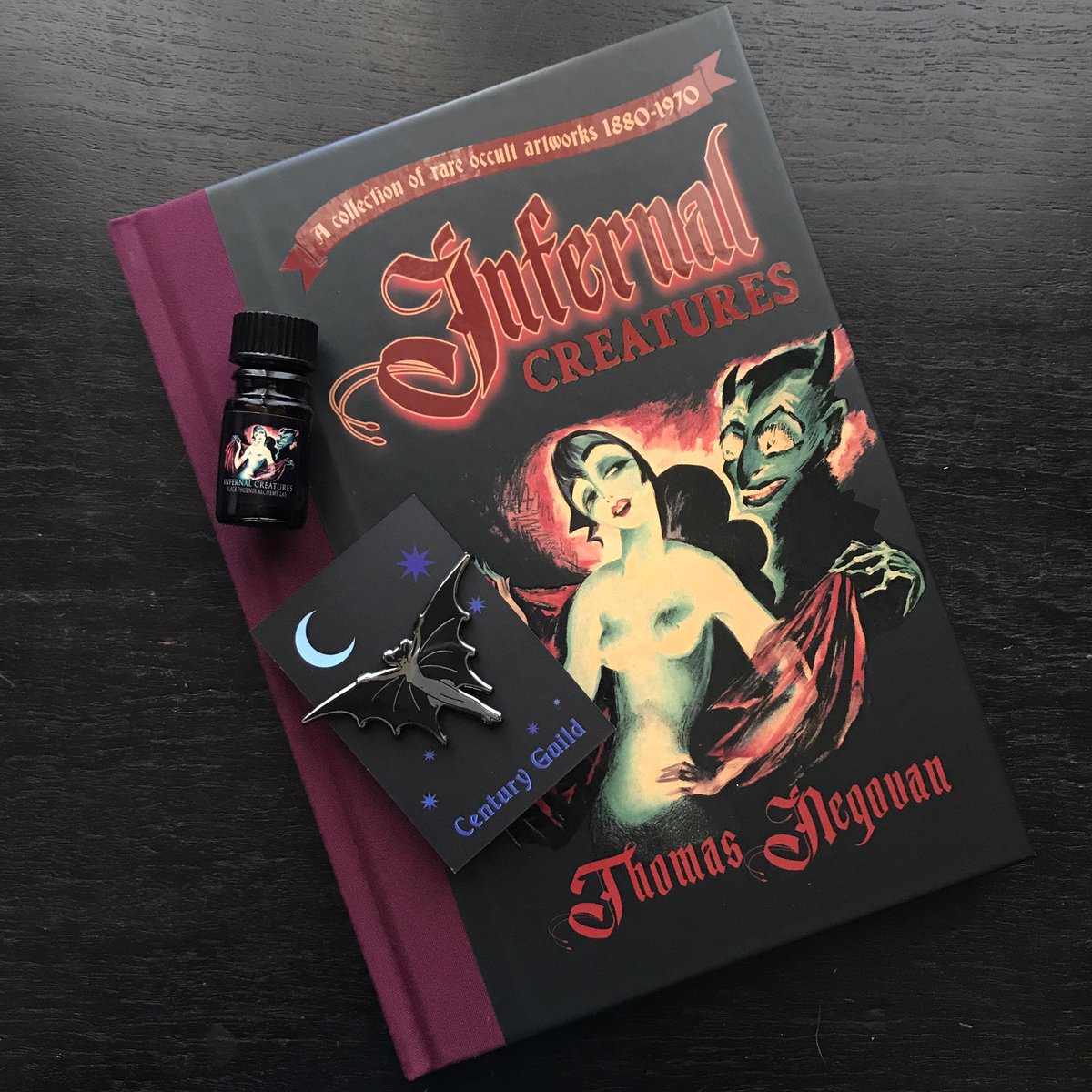 centuryguild's tweet photo. Books, bats, and @bpal 📖🦇🖤#infernalcreatures https://t.co/2BFYFRgrVL