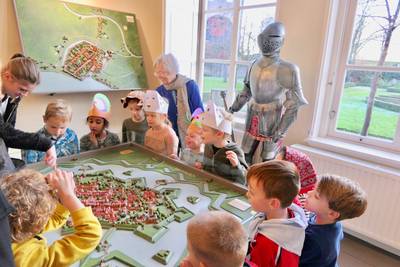 Kinderen in de ban van geschiedenis in Gouverneurshuis Heusden dlvr.it/Qx9xsv