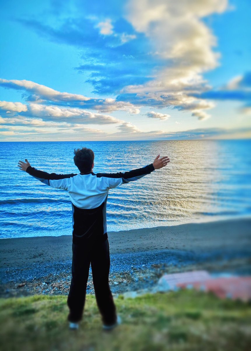 NavinKundra's tweet photo. “We ourselves feel that what we are doing is just a drop in the ocean. But the ocean would be less because of that missing drop." - Mother Teresa. Getting my @iamsrk &amp; @SrBachchan pose on welcoming the Sun &amp; the Ocean. Keep you heart open! #Quote #OceanRun #Views #Perspective https://t.co/wWLQ6kWPgo