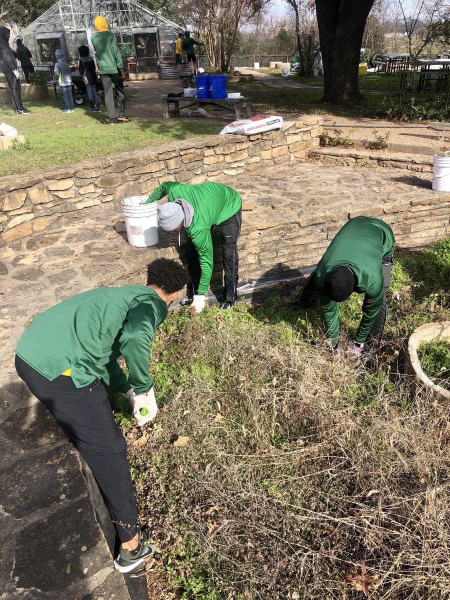 MichaelFordBU's tweet photo. Menβs Team putting in some community service work at Indian Spring Middle School on MLK Day. #wacoCommunity #BaylorTrackAndField #StartFastFinishStronger https://t.co/R2C0EGQsSJ