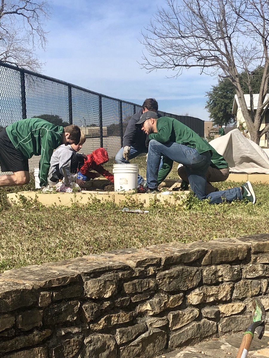 MichaelFordBU's tweet photo. Menβs Team putting in some community service work at Indian Spring Middle School on MLK Day. #wacoCommunity #BaylorTrackAndField #StartFastFinishStronger https://t.co/R2C0EGQsSJ