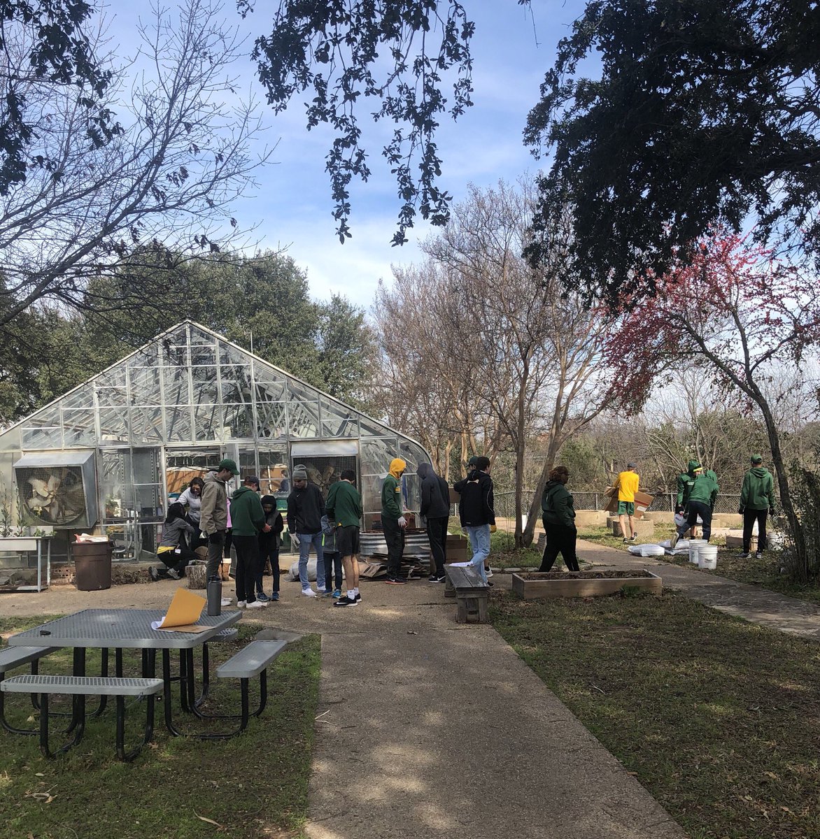 MichaelFordBU's tweet photo. Menβs Team putting in some community service work at Indian Spring Middle School on MLK Day. #wacoCommunity #BaylorTrackAndField #StartFastFinishStronger https://t.co/R2C0EGQsSJ