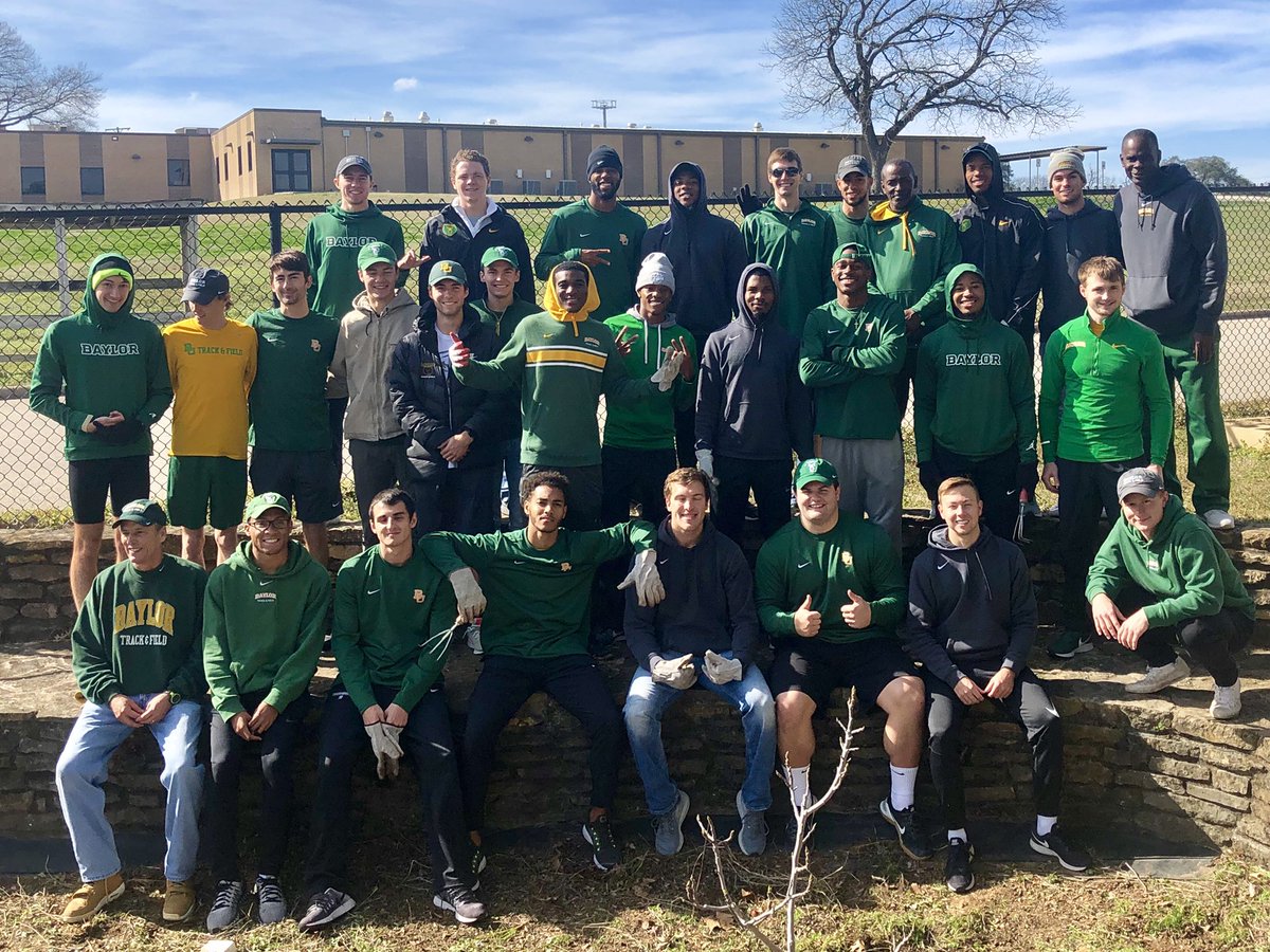 MichaelFordBU's tweet photo. Menβs Team putting in some community service work at Indian Spring Middle School on MLK Day. #wacoCommunity #BaylorTrackAndField #StartFastFinishStronger https://t.co/R2C0EGQsSJ