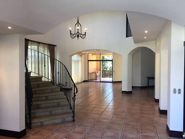 RealtyJcfrancis's tweet image. Valle del Sol, Santa Ana, great price #ForSale or #ForRent, 3 br, studio, family room. Alquiler o Venta. 450 m2 sobre 510 m2 de terreno. 

Visite: inmotico.com/venta-cr000022…

#RealEstate #Home #BienesRaices #SantaAna #PuraVida #Alquiler #CostaRica