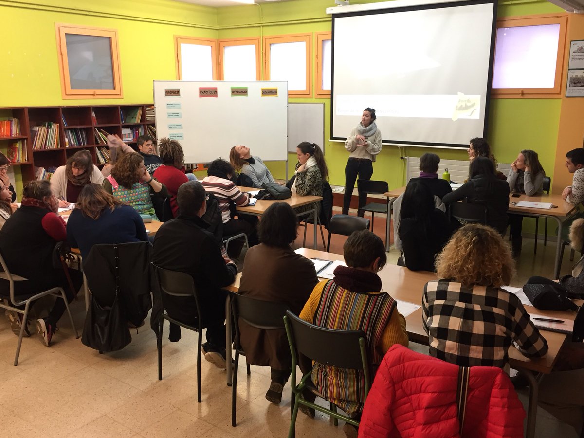 EscolaCatalonia's tweet photo. Avui sessió de Claustre per començar a treballar i crear el nostre #marcdescolaavançada dintre del programa #einesperalcanvi del @consorciedubcn #transformacióeducativa #xxc19 @crpsantmarti https://t.co/J9CEA71DZN