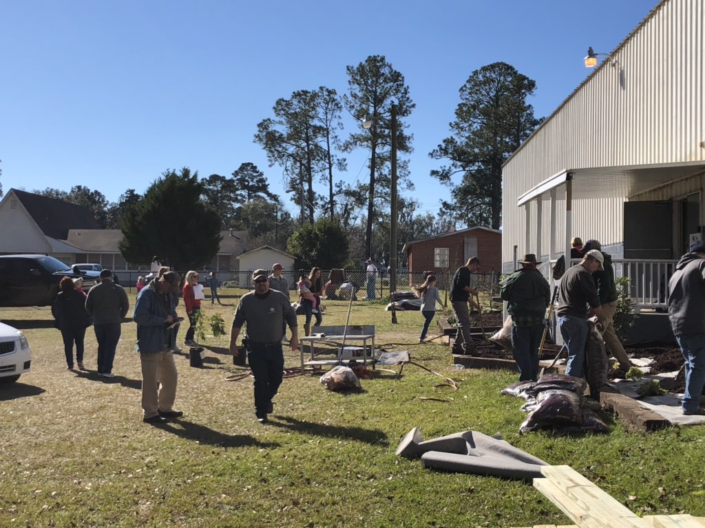 YouthIMPACTCen1's tweet image. What an amazing day at the Youth IMPACT Center.  God continues to bless this good work. Thanks to everyone from GA Power and our community who came out today to volunteer.  Over 75 volunteers putting others ahead of self and making an IMPACT. #GaPowerfulService
